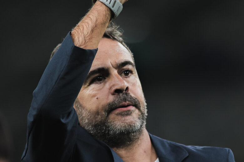 “Foi uma vitória completamente justa”, diz Artur Jorge após triunfo do Cruzeiro no Mineirão; assista aos melhores momentos da partida