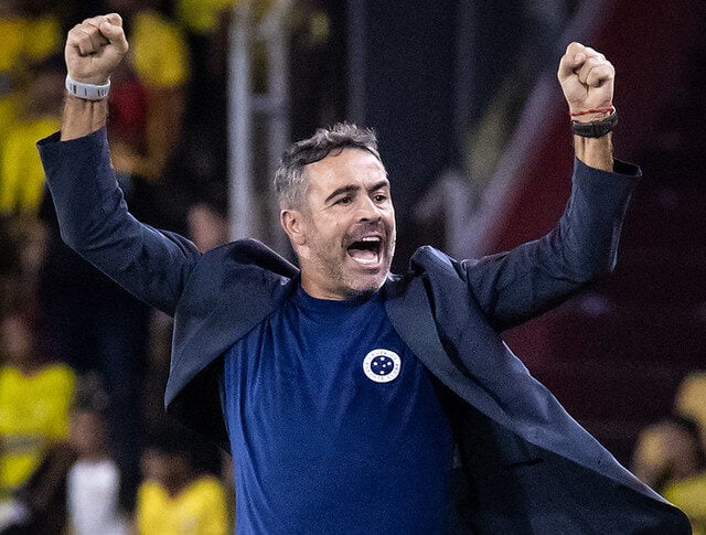 “A equipe demonstrou caráter e personalidade”, diz Artur Jorge após vitória do Cruzeiro na estreia da Libertadores