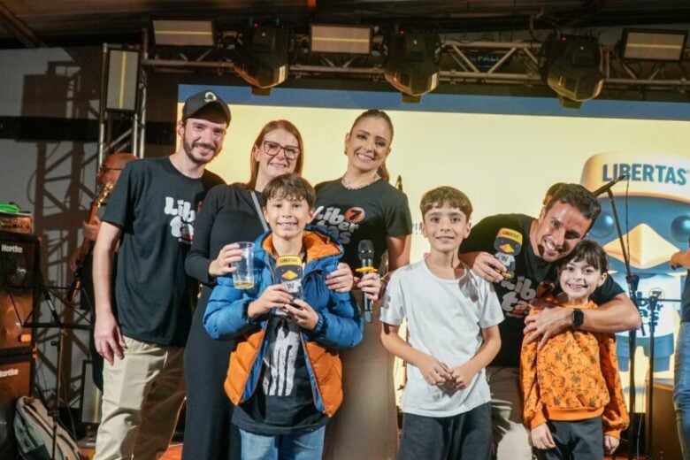 Libertas Butiquim celebra 8 anos com grande festa e show da banda Tianastácia, em Itabira