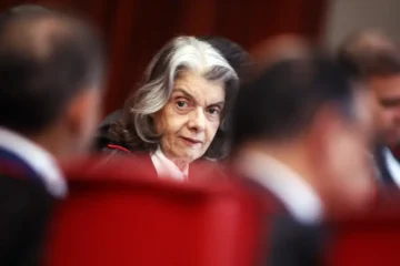 Cármem Lúcia decide antecipar saída da Presidência do TSE