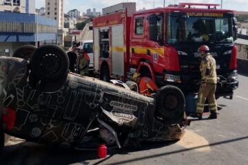 Caixa d’água cai de caminhão e causa acidente com moto e carro na Cristiano Machado