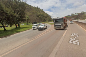Carreta carregada de carros tomba na BR-040 perto do Rancho do Boi e espalha veículos às margens da via
