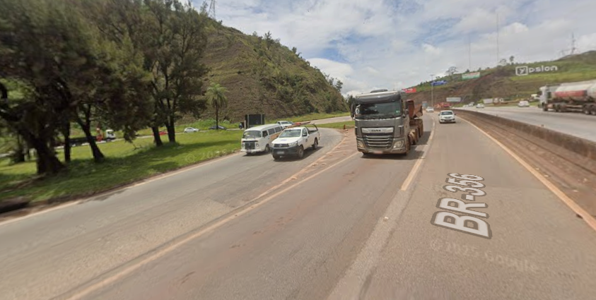 Carreta carregada de carros tomba na BR-040 perto do Rancho do Boi e espalha veículos às margens da via