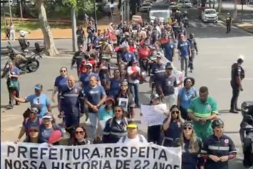 Servidores do Samu protestam em BH contra corte de técnicos
