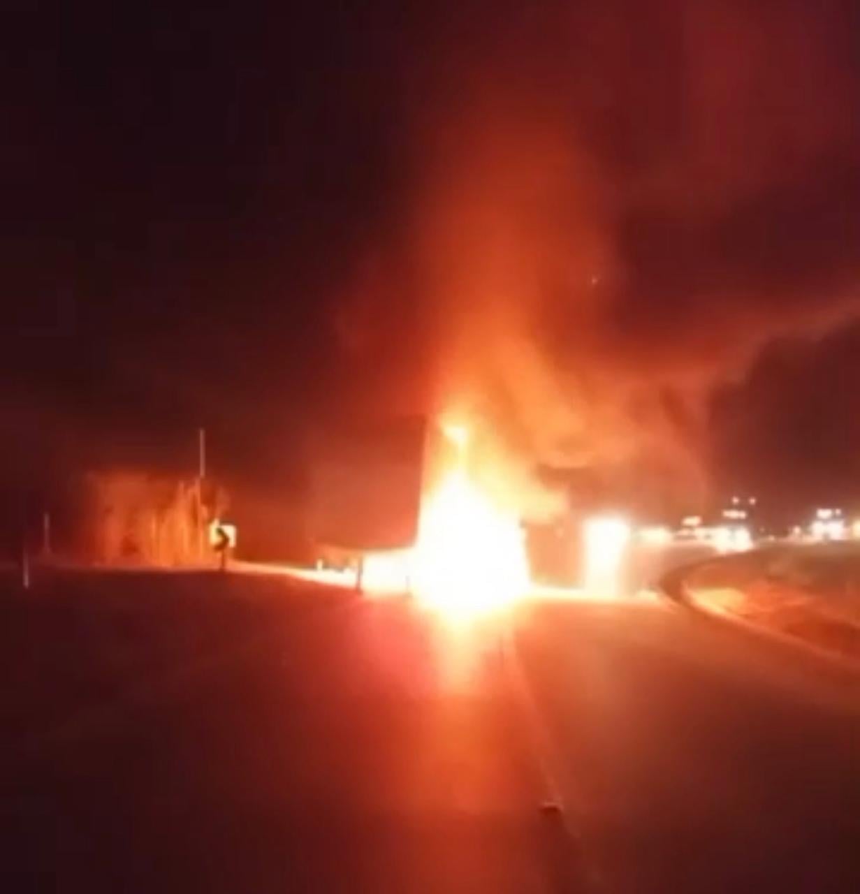 Carreta pega fogo e fecha a BR-381 em Antônio Dias durante a madrugada