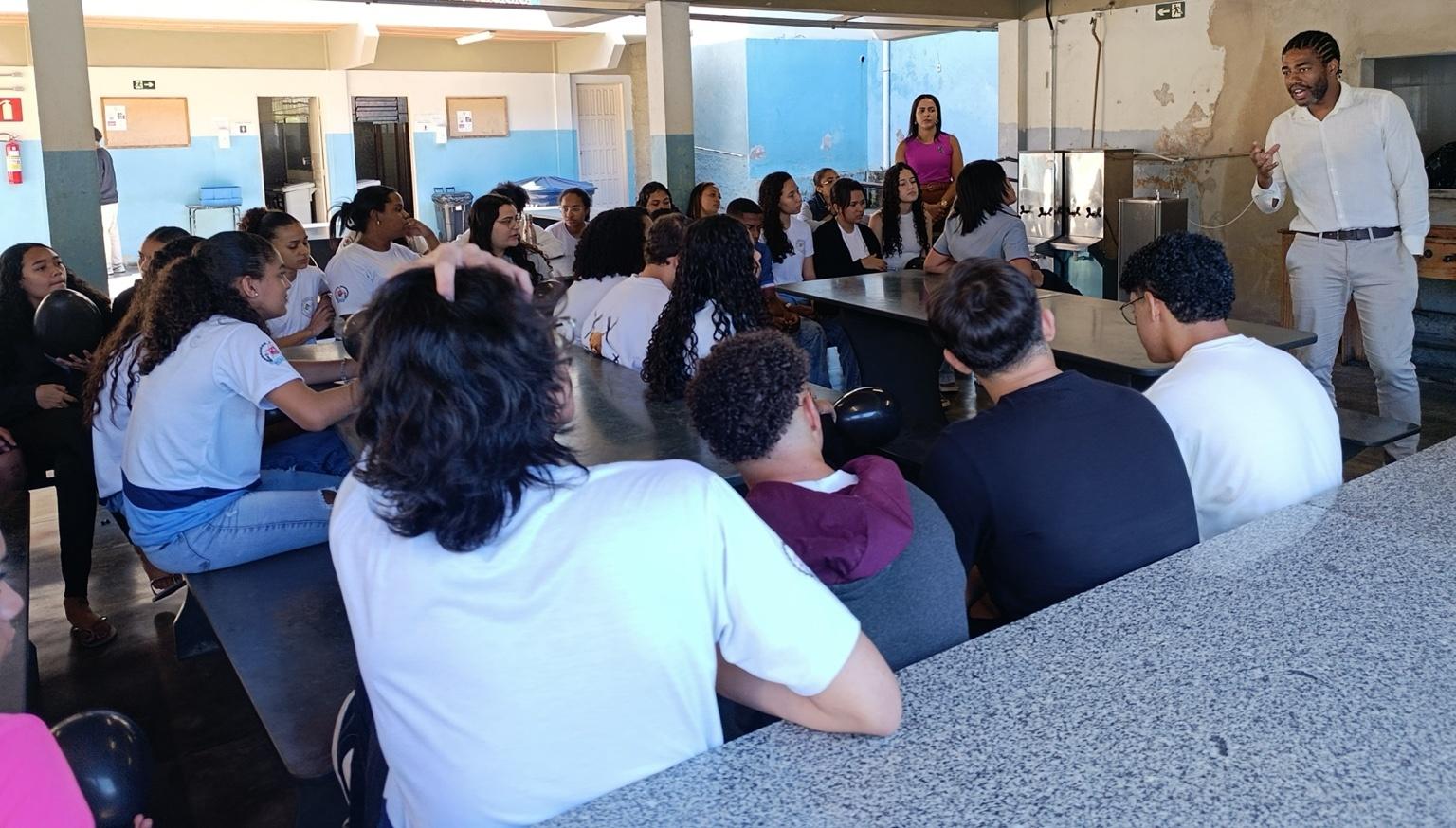 O Parlamento Jovem da Câmara de São Gonçalo do Rio Abaixo realiza oficina de inclusão no mercado de trabalho