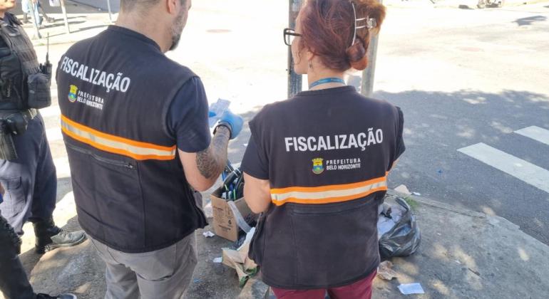 Fiscalização aponta que descarte irregular de lixo persiste no Centro de BH, mas apenas dois casos são responsabilizados