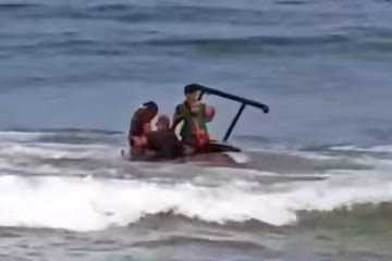 Helicóptero faz pouso forçado no mar da Barra da Tijuca e passageiros saem ilesos no Rio