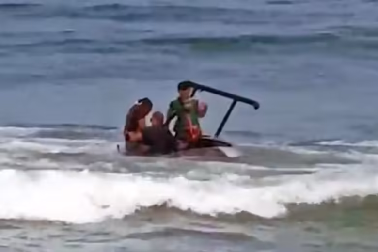 Helicóptero faz pouso forçado no mar da Barra da Tijuca e passageiros saem ilesos no Rio