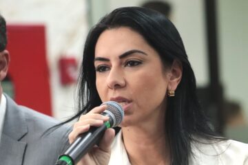 Secretária da Saúde explica funcionamento do SUSFácil e nega favorecimento político