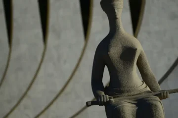 Homem é condenado por alegar gravidez em reclamação trabalhista