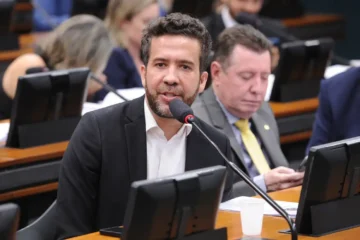 Defesa do ex-presidente  Bolsonaro apresenta queixa-crime ao STF contra Janones por calúnia e difamação