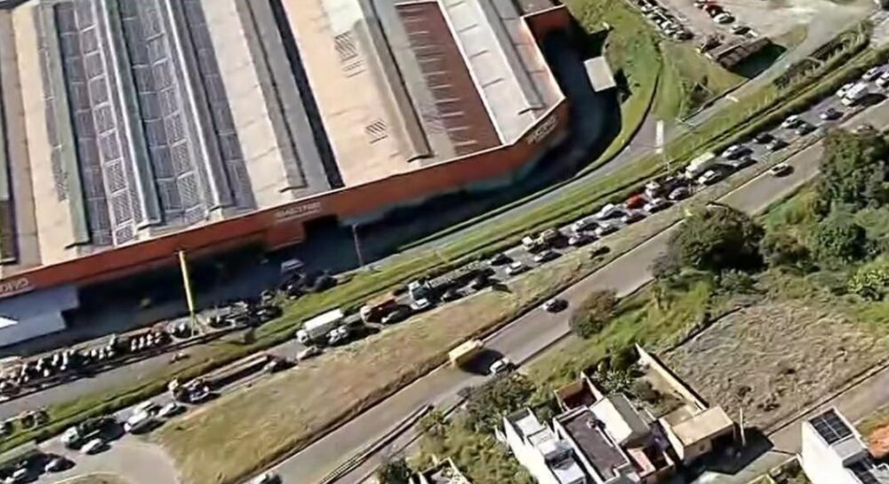 Saída para o feriado da Semana Santa já provoca lentidão e interdições em rodovias de Minas Gerais