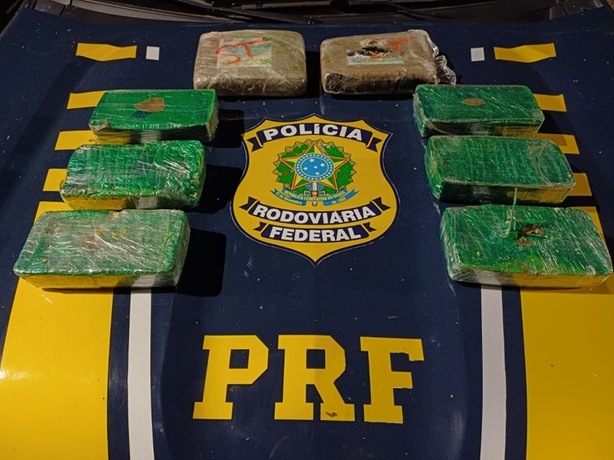 PRF apreende mais de 8 kg de drogas em carro com família e prende motorista na BR-381, em João Monlevade