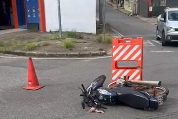 Motociclista fica ferida após colisão com carro em rotatória na região central de Itabira