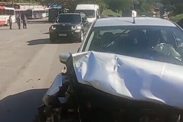 Colisão frontal entre carros deixa três feridos na BR-381, em Sabará