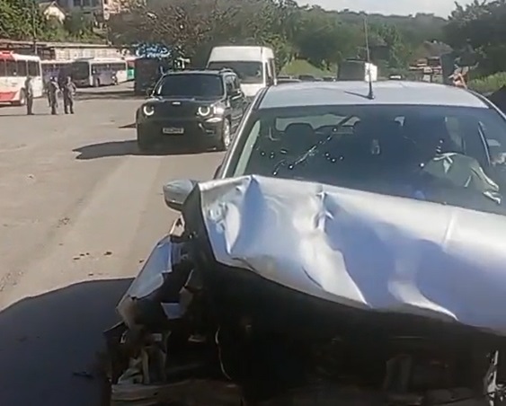 Colisão frontal entre carros deixa três feridos na BR-381, em Sabará