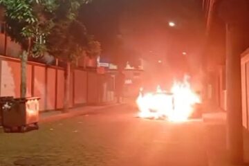 Carro é destruído por incêndio durante a madrugada em Barão de Cocais