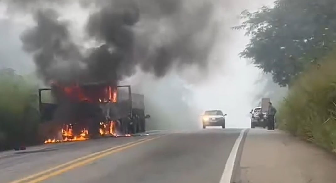 Carreta pega fogo na BR-262, em São Domingos do Prata
