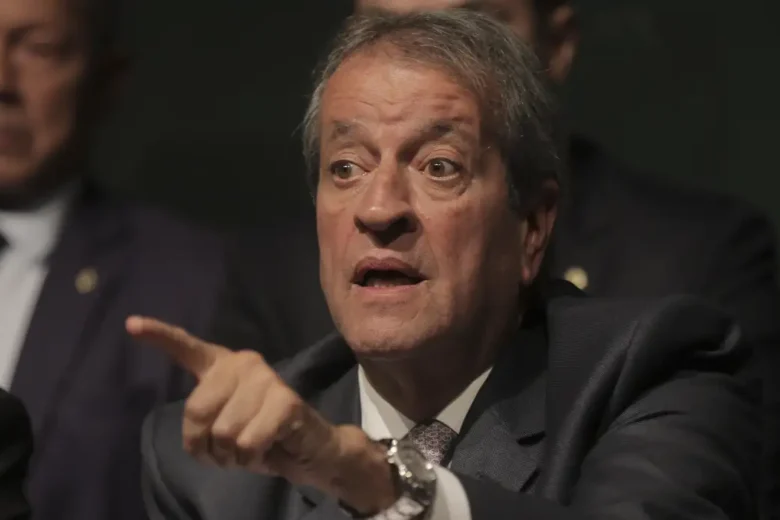 Flávio Dino bloqueia R$ 119 milhões de Valdemar Costa Neto por suspeitas em emendas