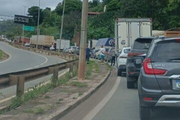 Motoristas enfrentam congestionamento na BR-381, em Ravena