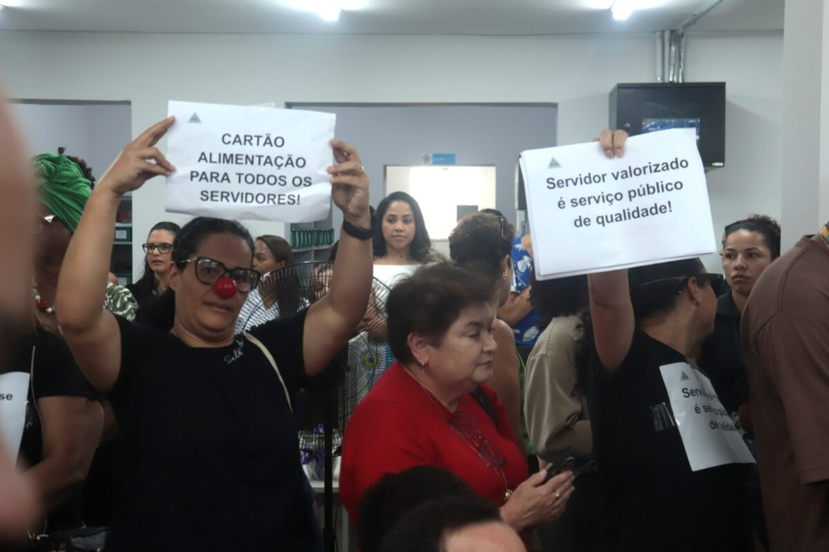 Manifestação silenciosa marca inauguração de farmácia em meio a impasse entre servidores e Prefeitura de Itabira