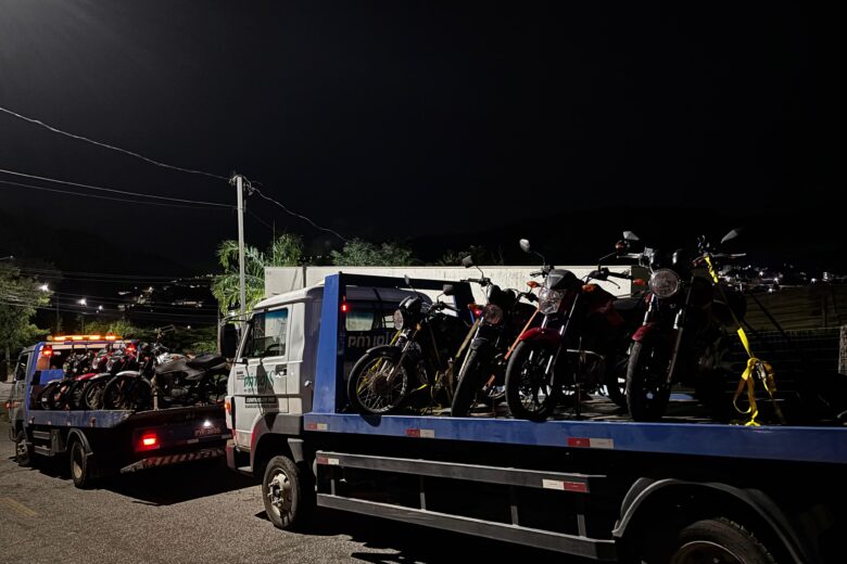 Operação da PM apreende nove motocicletas irregulares no bairro Satélite, em João Monlevade