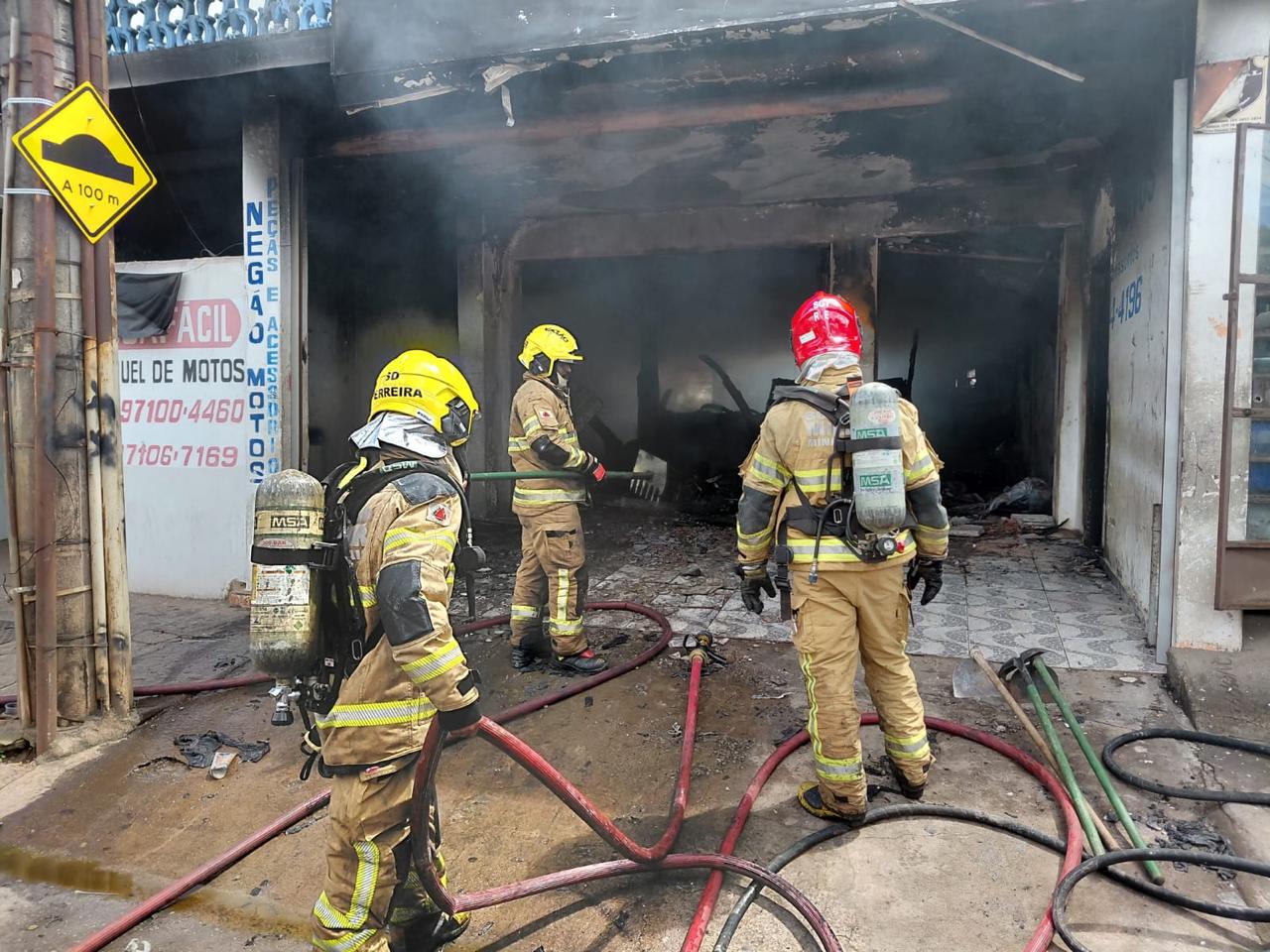 Após quase 4 horas, bombeiros e voluntários combatem incêndio em loja de motos, em João Monlevade