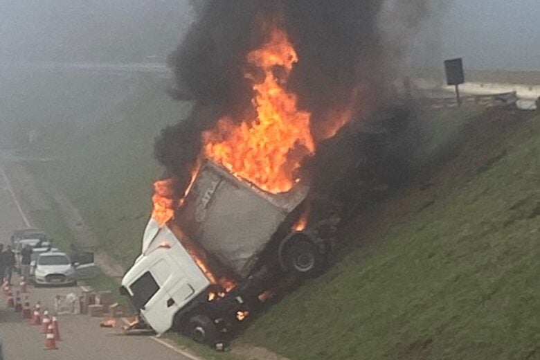 Carreta tomba, é saqueada e incendiada na BR-381, em Barão de Cocais