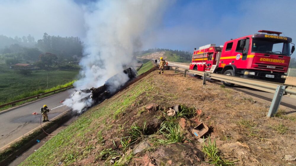 Carreta tomba, é saqueada e incendiada na BR-381, em Barão de Cocais
