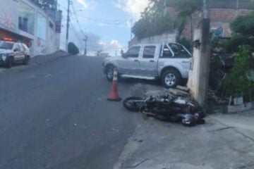 Caminhonete estacionada desce rua sozinha, colide contra motocicleta e deixa dois feridos em Itabira