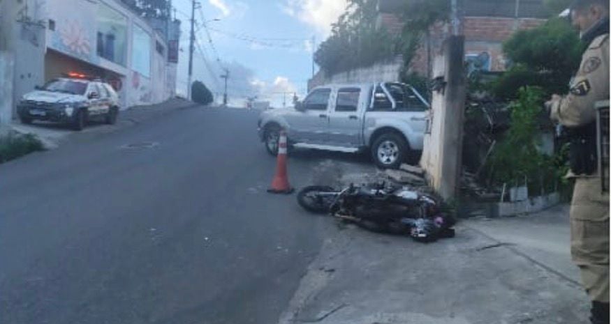 Caminhonete estacionada desce rua sozinha, colide contra motocicleta e deixa dois feridos em Itabira