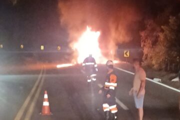 Ônibus é destruído por incêndio às margens da BR-381 em São Gonçalo do Rio Abaixo