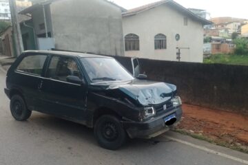 Fiat Uno bate na traseira de ônibus no bairro Água Fresca e motorista abandona veículo após acidente em Itabira