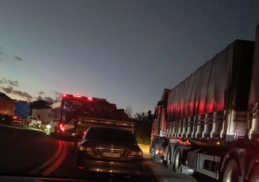 Carreta com carga de arame tomba na BR-381 e provoca congestionamento de 2 km em São Gonçalo do Rio Abaixo