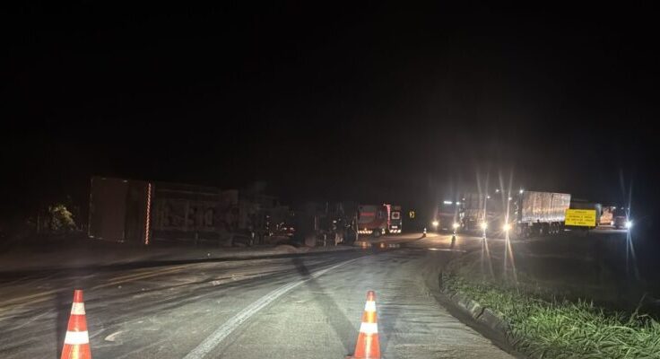Carreta com carga de arame tomba na BR-381 e provoca congestionamento de 2 km em São Gonçalo do Rio Abaixo
