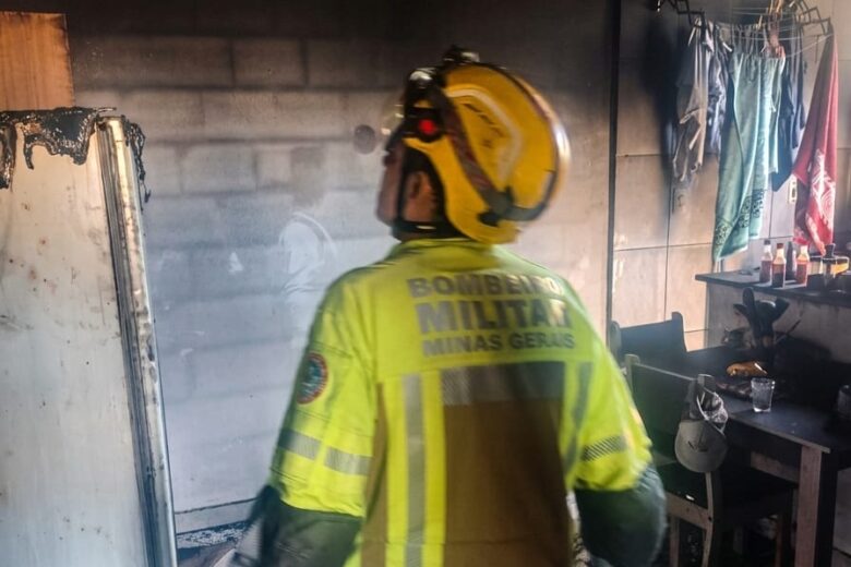 Incêndio em geladeira mobiliza Bombeiros em João Monlevade