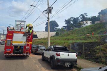 Incêndio em lote mobiliza Corpo de Bombeiros na avenida Cristina Gazire, em Itabira