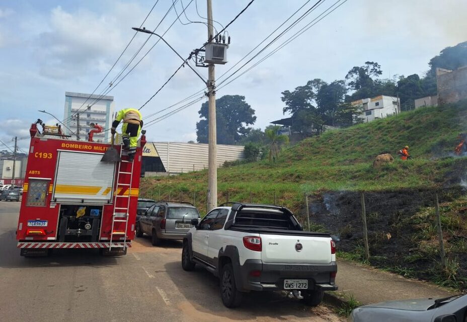 Incêndio em lote mobiliza Corpo de Bombeiros na avenida Cristina Gazire, em Itabira