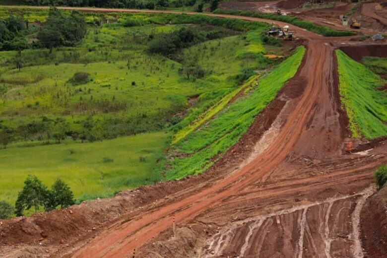 Prefeito Geraldo Abade recebe governador de Minas Gerais para visita às obras da MGC-262, em Barão de Cocais
