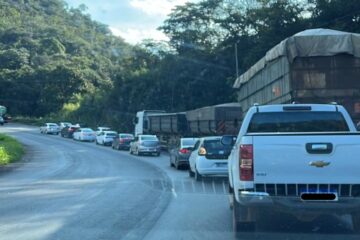 BR-381: volta do feriado registra trânsito intenso e retenções no sentido Belo Horizonte