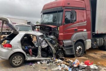 Seis pessoas da mesma família morrem em colisão frontal contra carreta em MG