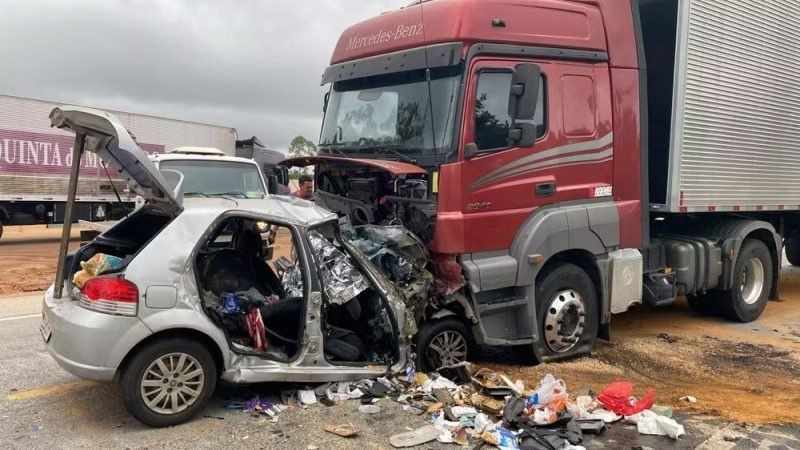 Seis pessoas da mesma família morrem em colisão frontal contra carreta em MG