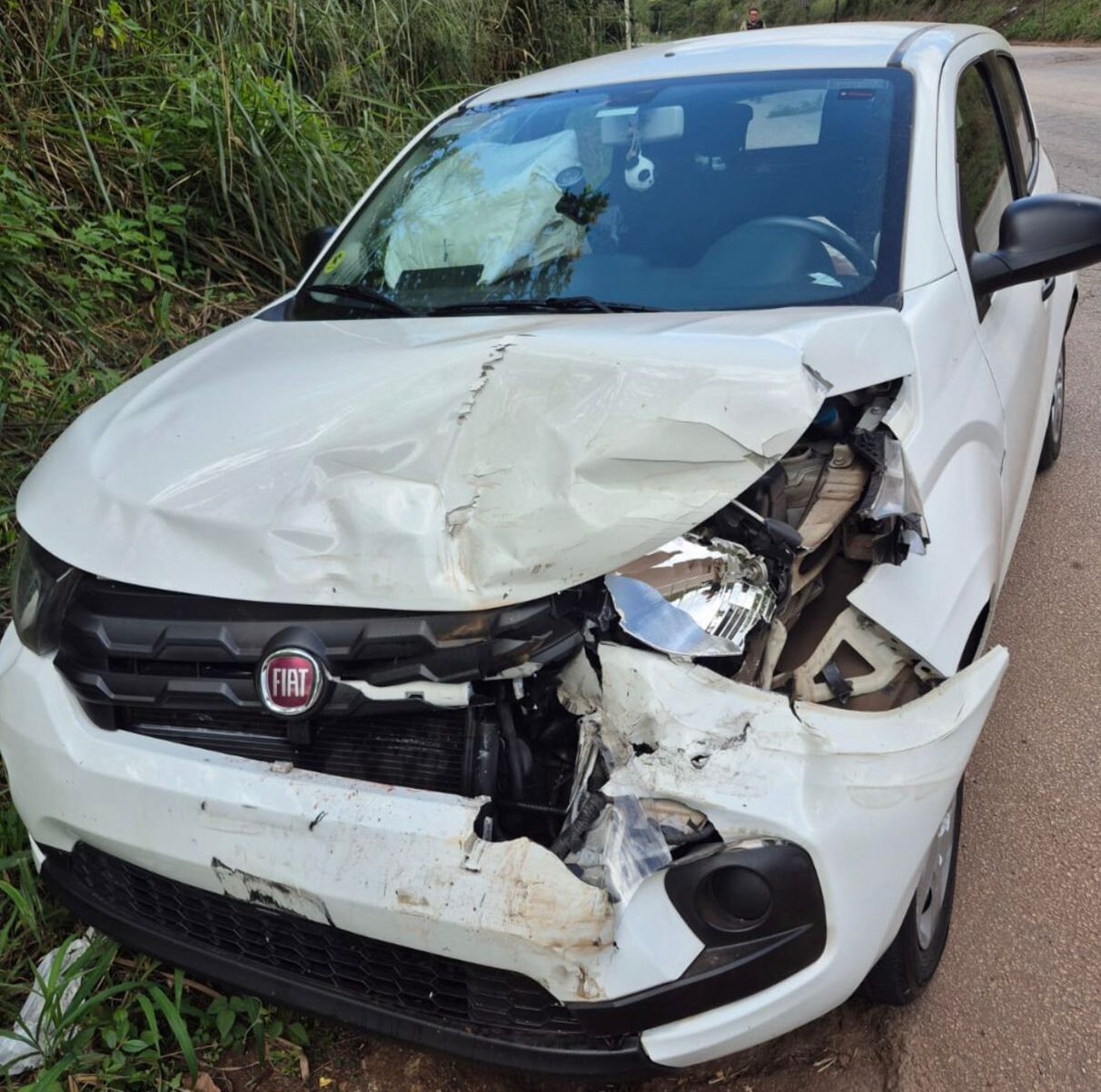 Itabira: motorista reduz em quebra-molas e carro é atingido na MG-129