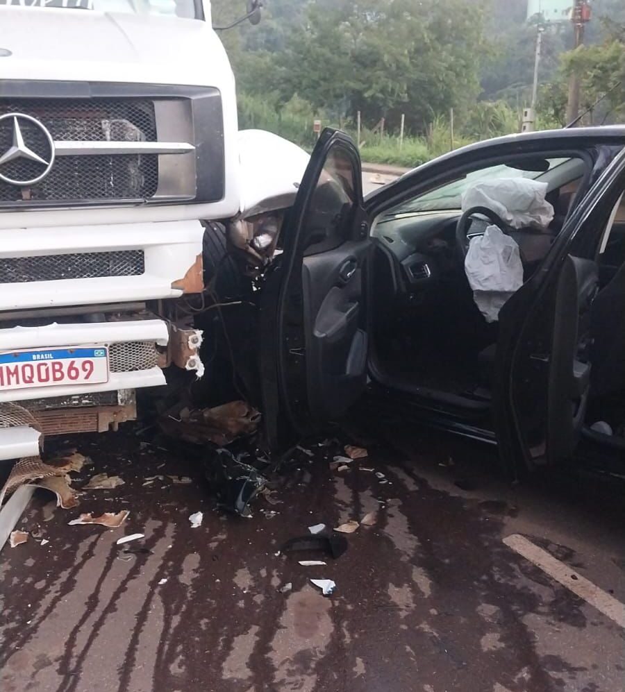 Motorista colide com carreta estacionada no bairro Penha, em Itabira