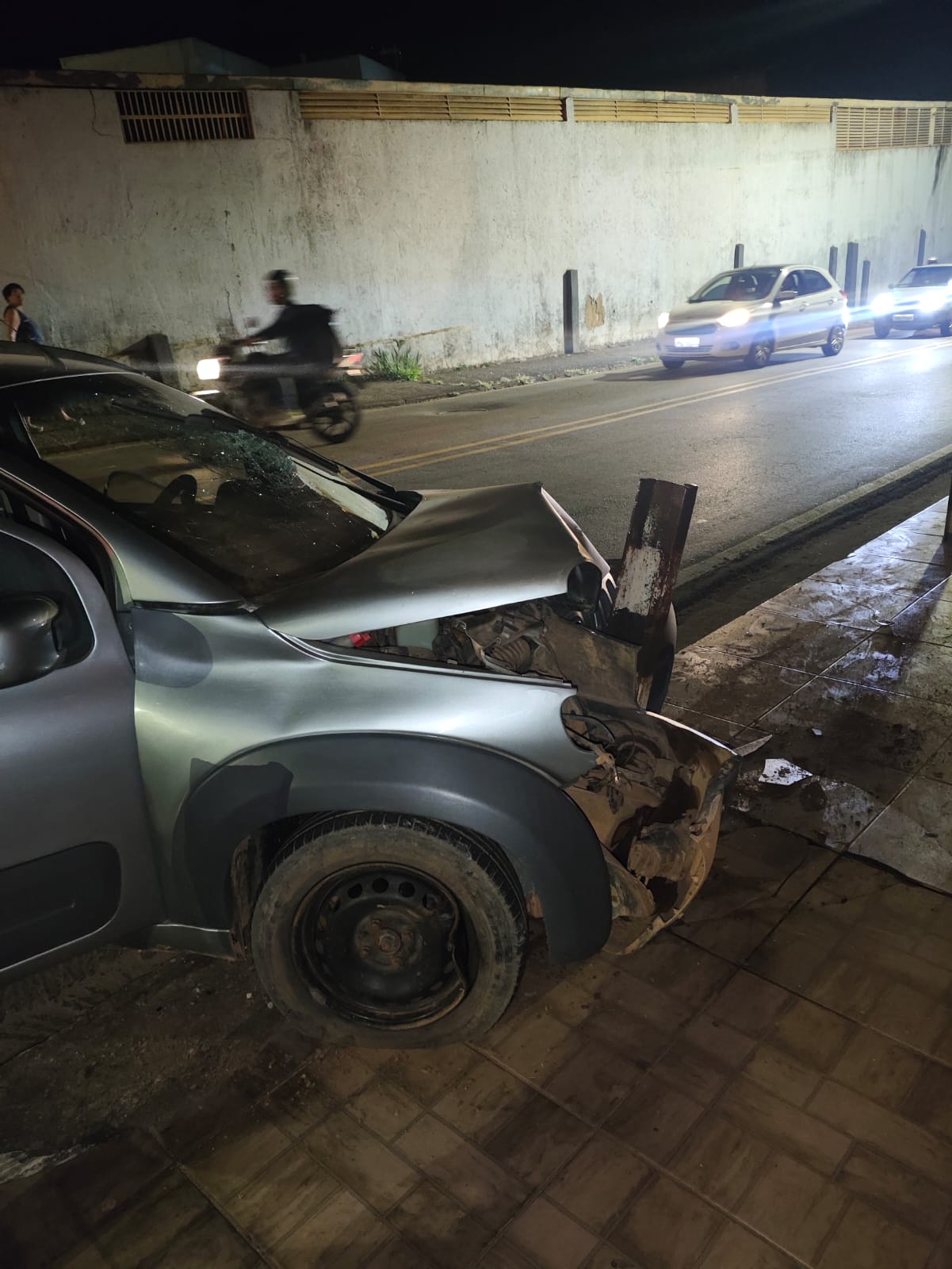 Adolescente perde controle de carro e atinge proteção de calçada no bairro Hamilton