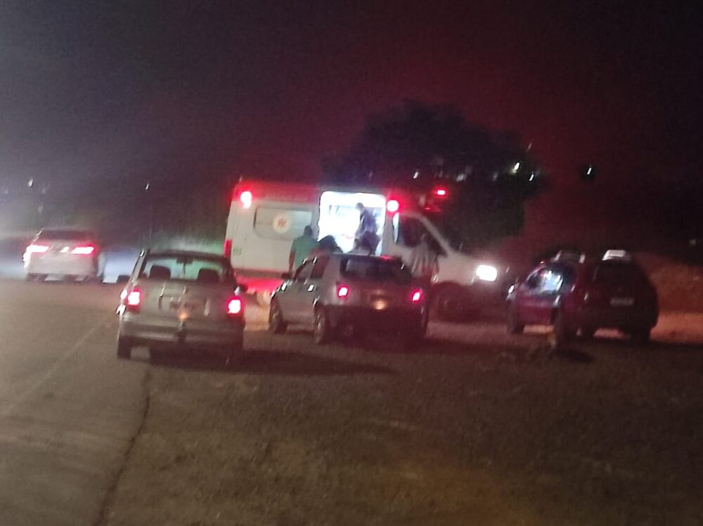Motociclista fica ferida após colidir com vaca solta no Ribeira de Cima, em Itabira
