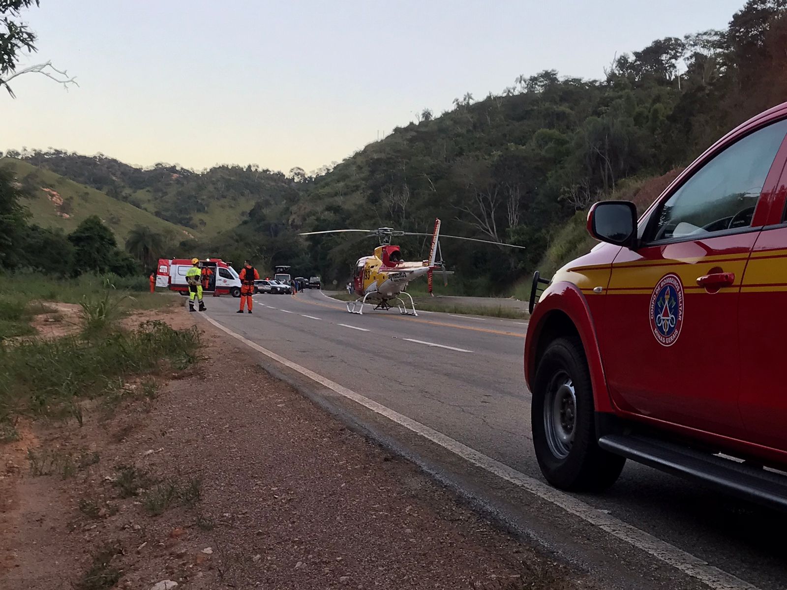 Capotamento na MGC-120 deixa três feridos em Santa Maria de Itabira; vítima grave é resgatada por helicóptero