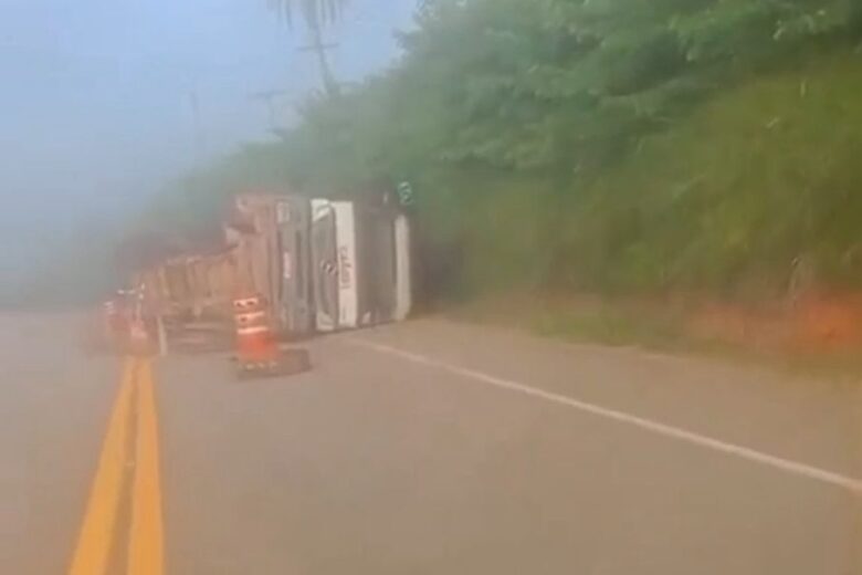 São Gonçalo: carreta carregada com eucaliptos tomba na MG-129, sentido Itabira