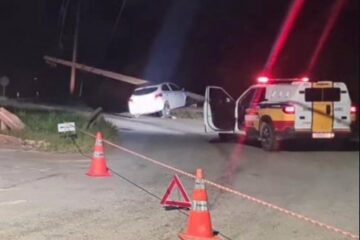Motorista capota carro ao tentar evitar colisão com caminhão na MG-129, em Itabira